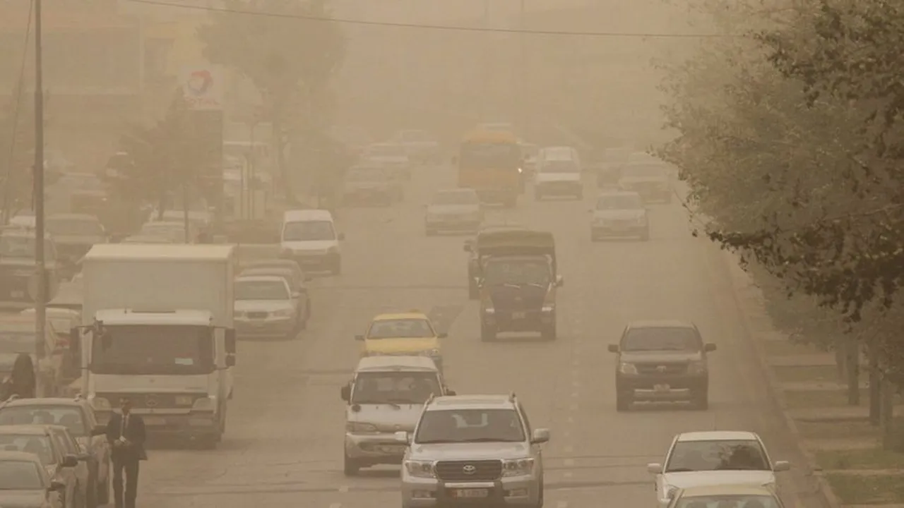 تحذيرات من تدني الرؤية الأفقية وسط أجواء مغبرة وباردة نسبياً في البلاد